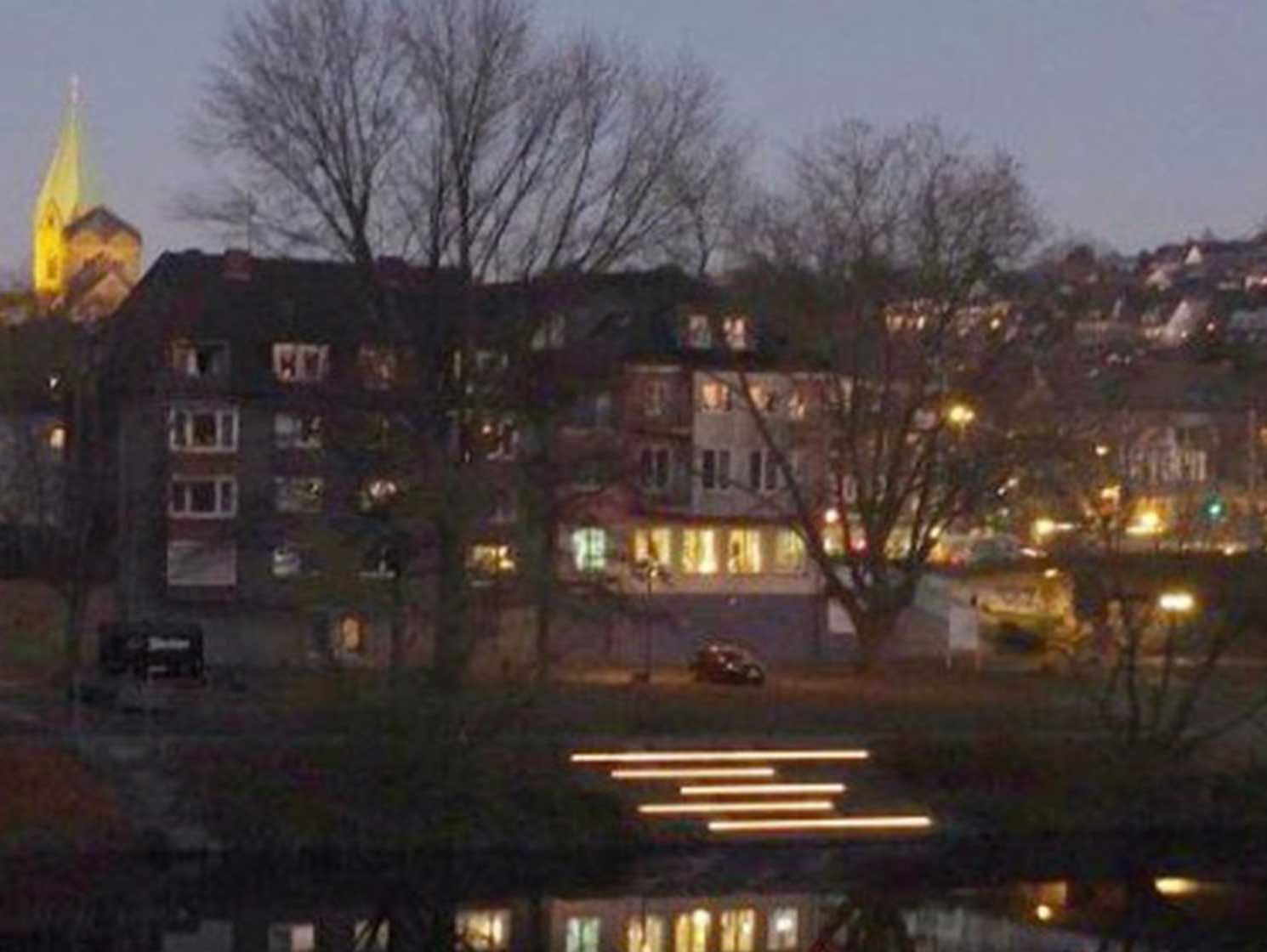 An der Ruhrpromenade ist die "Heino-Thiele-Freitreppe" eröffnet. Die Beleuchtung der Ruhr-Ufer-Treppe ist eingerichtet und die Beleuchtung geschaltet. Das Ruhrufer ist jetzt stimmungsvoll illuminiert. Am 24. Juni 2017 erhielt die Treppe ihren Namen. Die Verwaltung hat die Benennung als ''Heino-Thiele-Freitreppe'' bestätigt. Die Einweihung, auch der Treppenbeleuchtung erfolgte nun ein Jahr nach dem Tode des zu Ehrenden Dr. Heino Thiele.